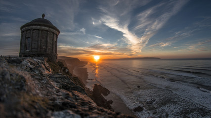 Tramonto a strampiombo sull'oceano, Mussende Temple