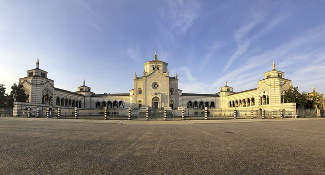 Cimitero Monumentale, Milano, Lombardia. Ingresso del cimitero, architettura. Famedio, cimitero ad alto valore artistico per le sculture, tombe, edicole funerarie. Italia
