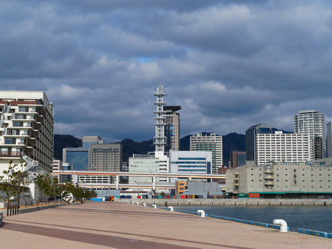 冬の神戸港 新港第一突堤から見る市街地