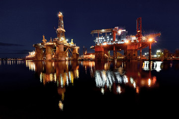 Fototapeta premium Repair of the oil rig in the shipyard.