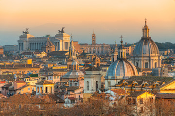 Naklejka premium Rzym o zachodzie słońca z katedrą św