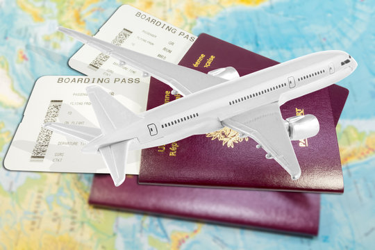passeports et cartes d'accès à bord sur planisphère, concept voyages par avion 