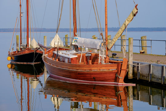 Zeesenboot im Hafen