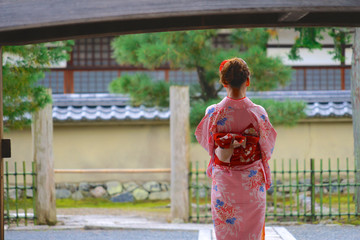 着物姿の女性　後ろ姿