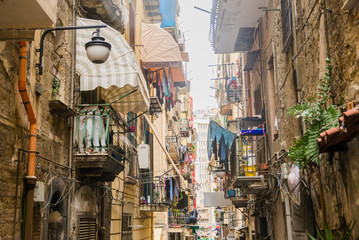 Naples / Italie - 30 novembre 2017 : Rues de la ville pleines de monde à Naples, Italie