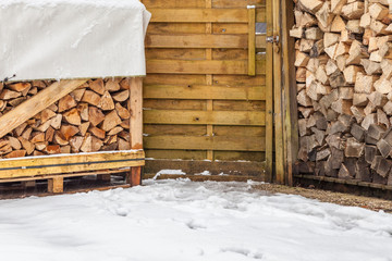 Gespaltenes Feuerholz zum Heizen, im privaten Bereich gelagert . Außenaufnahme im Winter