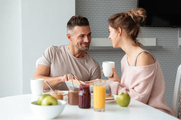 Obraz na płótnie Canvas Portrait of a happy loving couple having breakfast