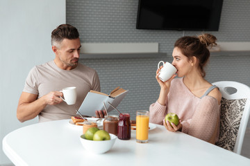 Obraz na płótnie Canvas Portrait of a young loving couple having breakfast