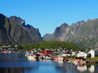 Fototapeta na wymiar Village Norvégien au bord du fjord