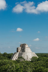 Fototapeta na wymiar pyramide in Uxmal Mexico 