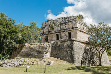 Fototapeta na wymiar Mayan architecture in Chichen Itza Mexico 