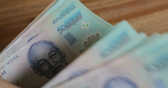 hand counting vietnam banknote 