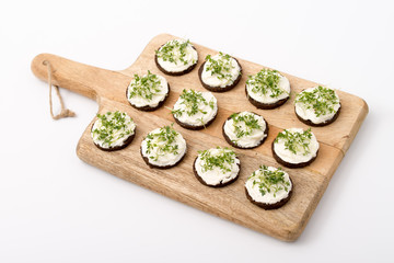 Frischkäsepumpernickel mit Kresse