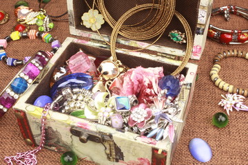 Разноцветные камни.