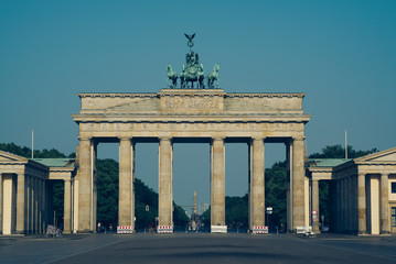 Obraz premium Brandenburg Gate seen from Pariser Platz, Berlin, Germany