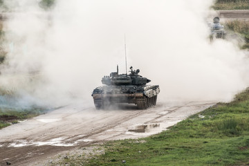 Obraz na płótnie Canvas shooting russian tank on the battle field