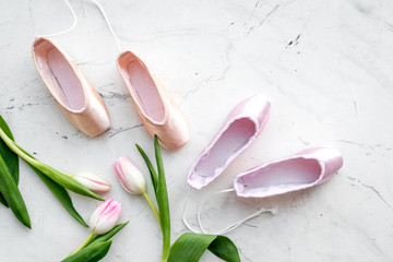 Obraz na płótnie Canvas Ballet pointe shoes near spring tulips on white background top view copy space