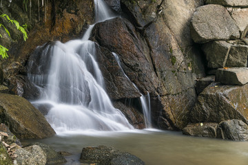 вода стекающая по камням в джунглях тайланда