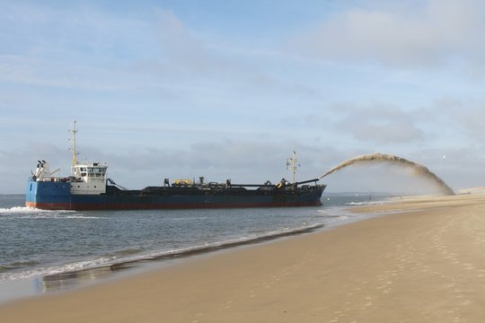 r&eacute;ensablement des plages d'Arcachon par un navire dragueur de sable