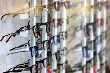 Okulary na półce w sklepie okulistycznym.