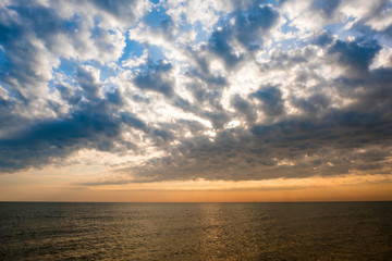 Obraz premium red cloudy sunset on the sea