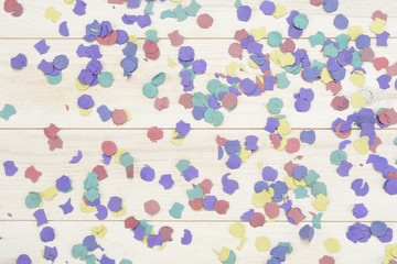 Confeti sobre fondo de madera blanca