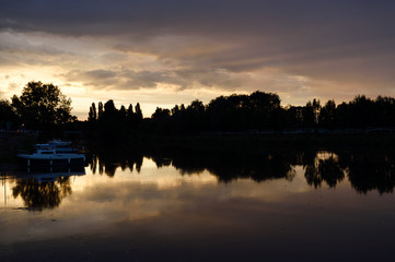 Fototapeta premium coucher de soleil sur une rivière