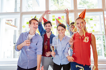 Fototapeta premium Erfolgreiches Team feiert Start-Up