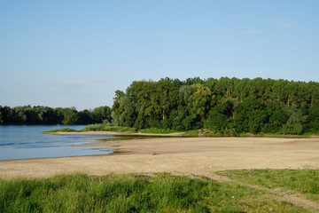 plage au bord d'un fleuve