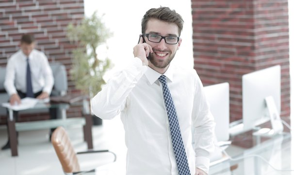 lawyer advises the client on the phone