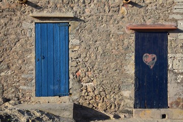 Hauswand mit Türen in Es Pujols auf Formentera