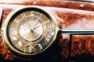 Fototapeta premium rings on hours in a retro car