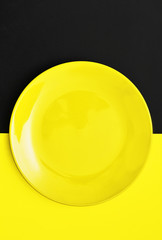  Empty colorful plate on abstract background
