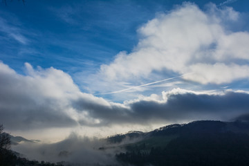 Wolkengebilde am berg