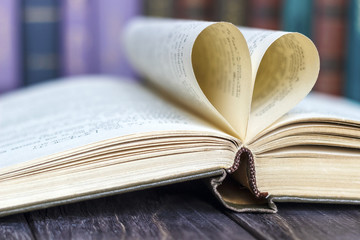 Obraz premium Stacks of colored books on a wooden table. concept of reading habits