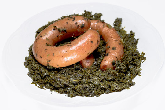Gr&uuml;nkohl mit Bregenwurst nach Oldenburger Art auf weissem Hintergrund