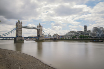 Fototapeta na wymiar london bridge lunga esposizione