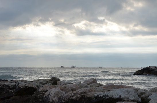 Fischerboote auf dem Meer beim Fischfang, Wolkenstimmung am Morgen