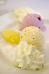 BOLAS DE HELADO DE FRESA Y VAINILLA