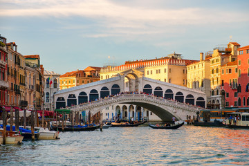 The Rialto Bridge over the Grand Canal in Venice at sunset - obrazy, fototapety, plakaty