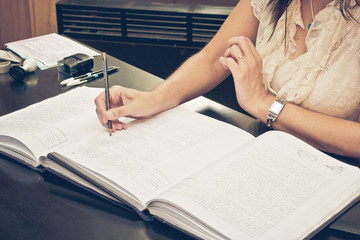 Mujer escribiendo