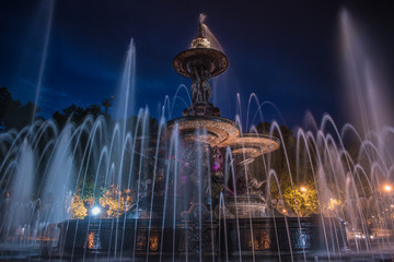 Fuente de noche con luces