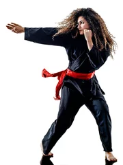 Crédence de cuisine en verre imprimé Arts martiaux Une femme de race blanche pratiquant les arts martiaux Kung Fu Pencak Silat en studio isolé sur fond blanc