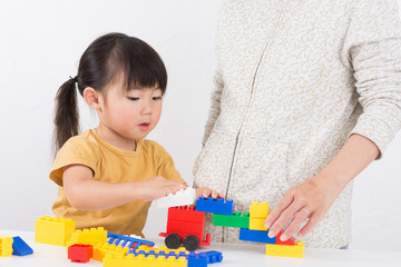 ブロックで遊ぶ子ども