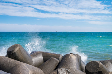 Fototapeta na wymiar 茅ヶ崎海岸の波消ブロック