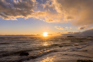 Fototapeta na wymiar 江の島海岸に沈む夕陽