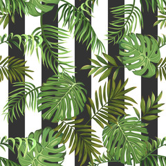 Modèle sans couture avec des feuilles de palmiers tropicaux et des rayures verticales