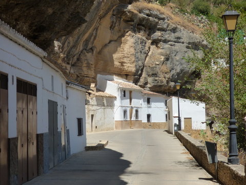 Setenil de las Bodegas , pueblo blanco  de Cádiz, Andalucía (España)  declarado Conjunto Histórico con entramado de casas cueva