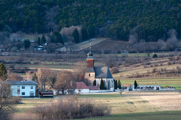 Obraz premium Kirche in ländlicher landschaft