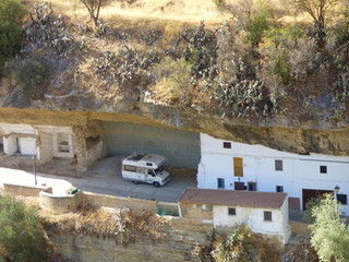 Setenil de las Bodegas , pueblo blanco  de Cádiz, Andalucía (España)  declarado Conjunto...
